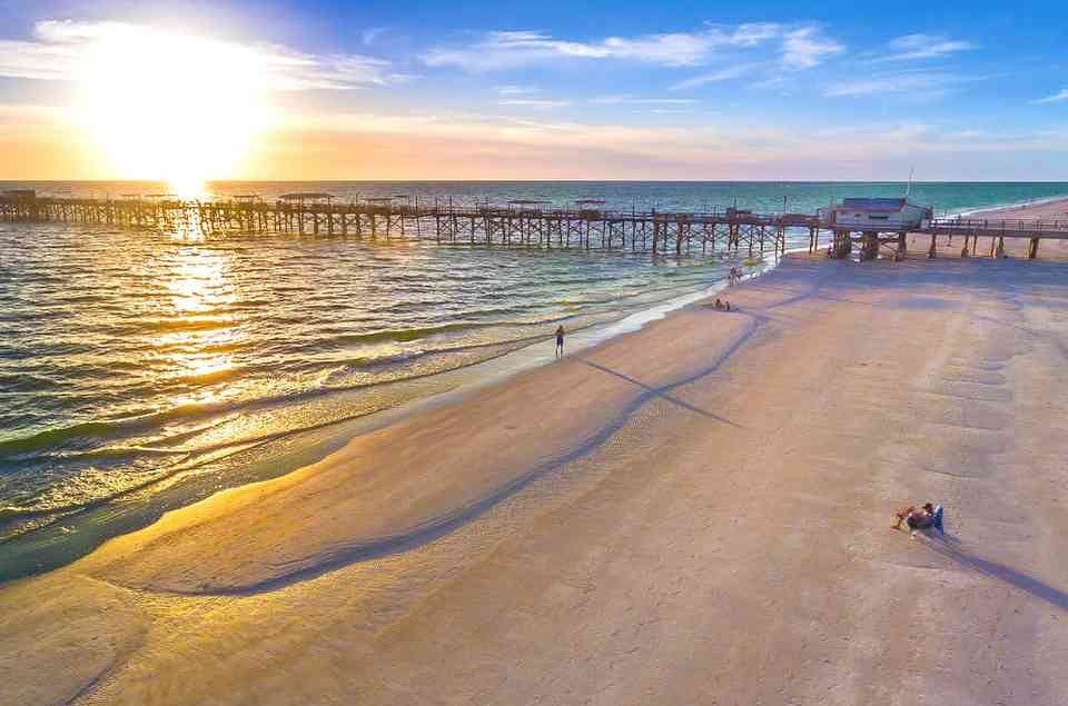 ποΈ Enjoying a relaxing Sunday by the beautiful beaches in Florida! #SundayFunday #BeachLife #FloridaVibes πβοΈ